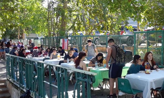 Come colegial llevó a cabo su sexta edición de Final Feliz al repartir almuerzos para unos 700 colegiales. Suministrada Come colegial
