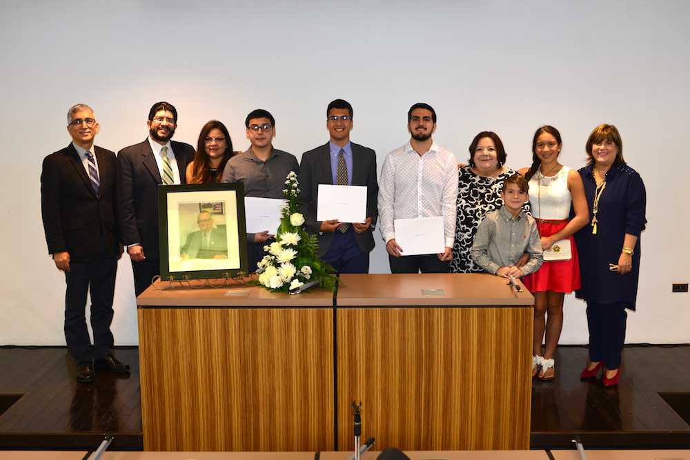 En el centro, Isaac A. Rivera, Gabriel E. Dominicci y Gustavo Rosa, acompañados de la famila Calderón Torres, la rectora interina Wilma L. Santiago Gabrielni (a la derecha) y el decano Agustín Rullán (a la izquierda). Foto Carlos Díaz/Prensa RUM LAI