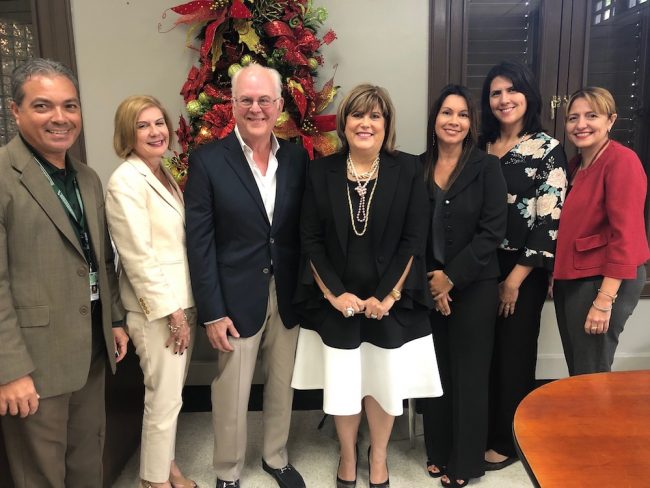 El licenciado Ángel Matos Flores, asesor legal del RUM; Lizette Biaggi de Peña y Radamés Peña Pla, donantes; rectora interina, Wilma L. Santiago Gabrielini; Zorali De Feria, directora del MuSA; y Carmen Patricia Parés y la licenciada María L. Gaud, ayudantes de la Rectora. Foto Azyadeth Vélez/Prensa RUM