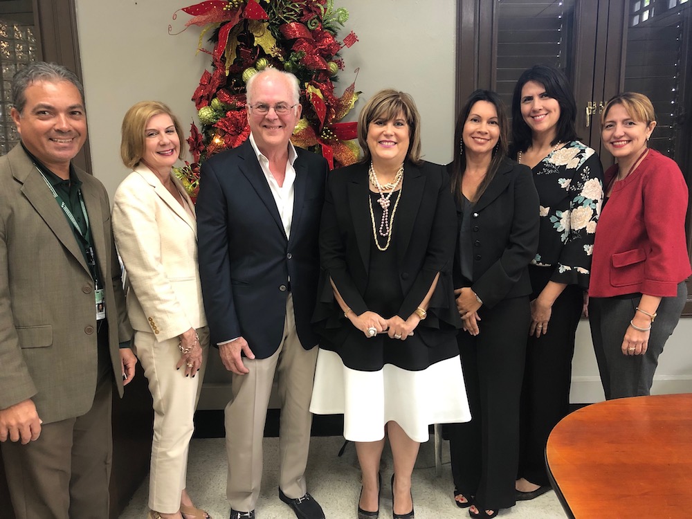 El licenciado Ángel Matos Flores, asesor legal del RUM; Lizette Biaggi de Peña y Radamés Peña Pla, donantes; rectora interina, Wilma L. Santiago Gabrielini; Zorali De Feria, directora del MuSA; y Carmen Patricia Parés y la licenciada María L. Gaud, ayudantes de la Rectora. Foto Azyadeth Vélez/Prensa RUM