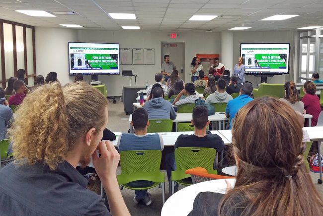 La doctora Canny Bellido, coordinadora del Centro de Enriquecimiento Profesional, comparte una dinámica sobre choque cultural con los estudiantes. (Foto suministrada)
