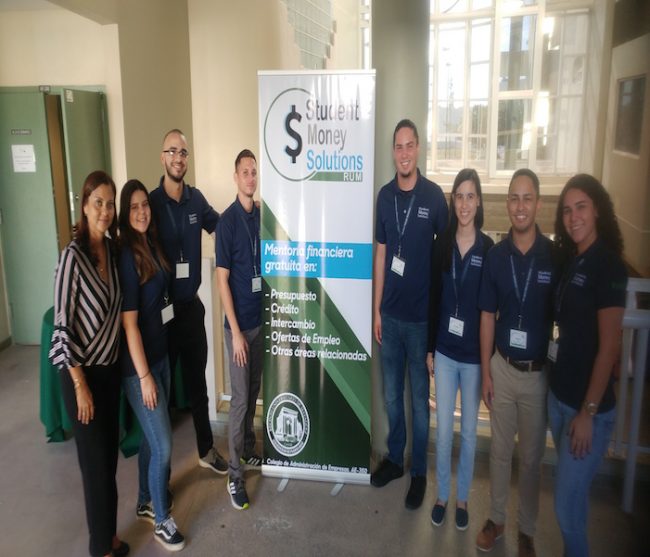 La doctora Yolanda Ruiz junto a los integrantes del capítulo mayagüezano de <em>Student Money Solutions</em>. Suministrada