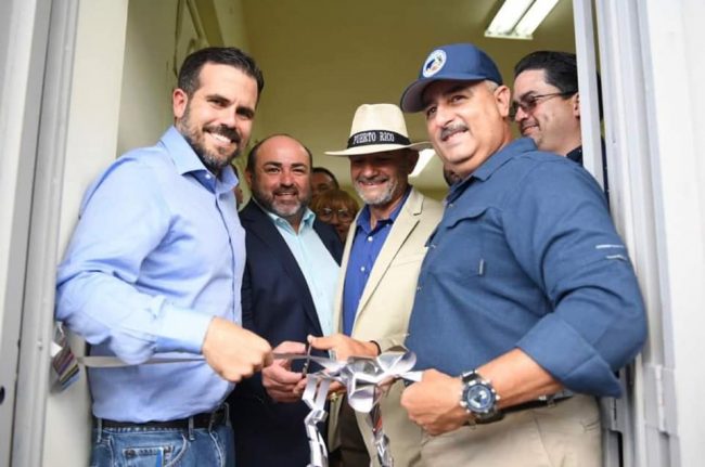 El corte de cinta del nuevo proyecto de cacao en la Escuela Gregorio Rodríguez Orama de Aguada. Suministrada Jeanmarie Chocolat