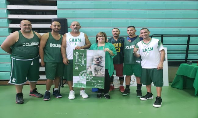 El equipo que representó al RUM en el Torneo Colegial Invitacional de Baloncesto de Empleados del Sistema de la UPR junto a la rectora interina, Wilma L. Santiago Gabrielini. (Suministrada)