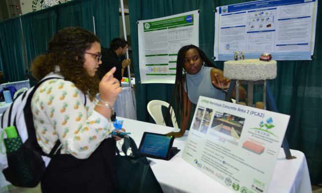 La Feria de Estudios Graduados e Investigación tuvo lugar en el Coliseo Rafael A. Mangual. (Foto por Carlos Díaz/Prensa RUM)