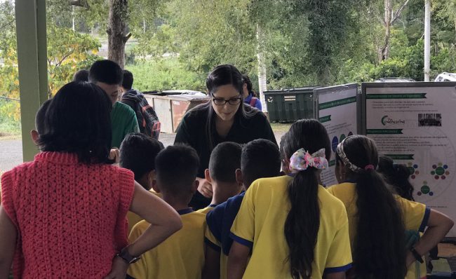 La doctora Lourdes Medina le muestra a un grupo de escolares lo referente a los procesos de automatización. Suministrada B-STREAM