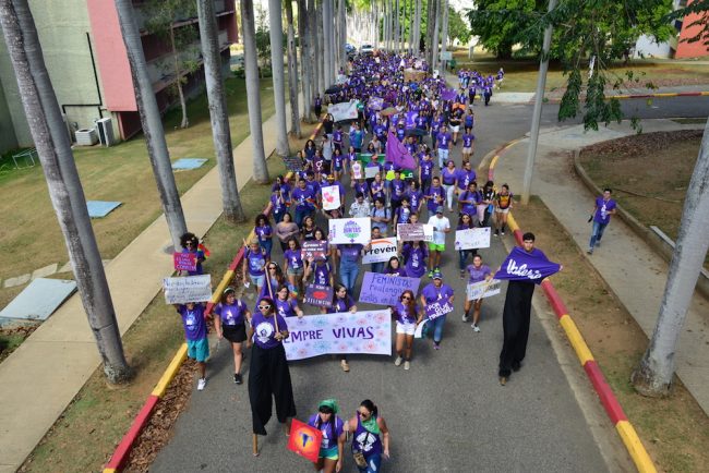 La Marcha Violeta salió del Edificio Josefina Torres hacia la Avenida Las Palmeras del RUM. (Foto Carlos Díaz/Prensa RUM)