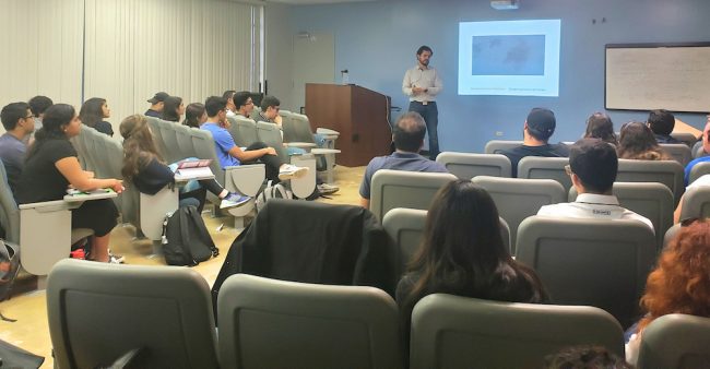 El doctor Daniel Colón Ramos dictó una conferencia a estudiantes del RUM. Prensa RUM Rise-E-Base