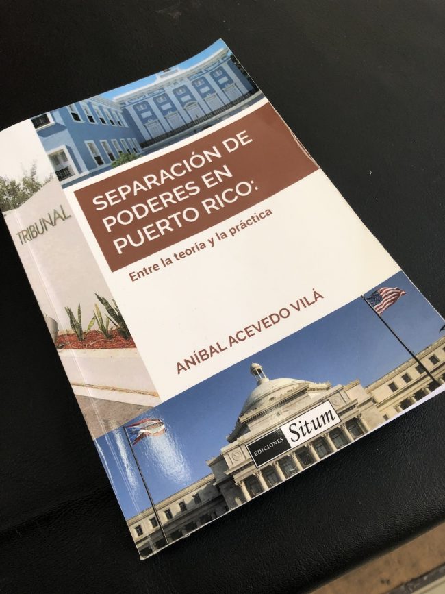 De acuerdo con el autor, la obra es una explicación de los que es la teoría de separación de poderes en su aplicación a Puerto Rico. (Foto Azyadeth Vélez/Prensa RUM)