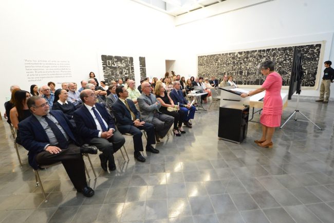 El Museo del Recinto Universitario de Mayagüez (RUM), el MUSA, sirvió de espacio ideal para unir anoche a los catedráticos jubilados de Humanidades con los actuales profesores del Departamento, que este año cumple su cincuentenario. En el podio, la doctora Rosa F. Martínez Cruzado, coordinadora del evento. Foto Carlos Díaz/Prensa RUM Humanidades