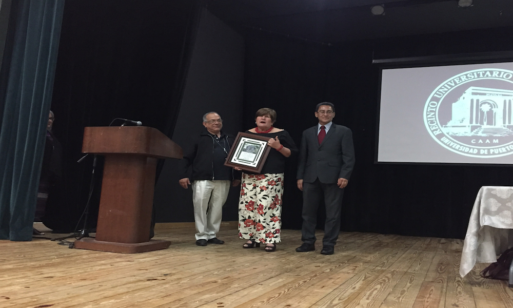 Como parte del Primer Encuentro de Investigación de la Facultad de Ciencias Sociales, se le rindió un homenaje especial a la profesora María I. Barbot Sosa, al centro. La acompañan, desde la izquierda, los doctores Luis E. Nieves Rosa, director de CISO; y Fernando Gilbes Santaella, decano de Artes y Ciencias. (Foto por Ídem Osorio De Jesús/Prensa RUM)
