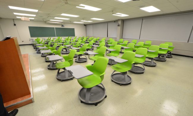 El salón 228, utilizado mayormente para cursos de Humanidades, también se inauguró como uno de experimentación e innovación pedagógica. (Foto por Carlos Díaz/Prensa RUM)