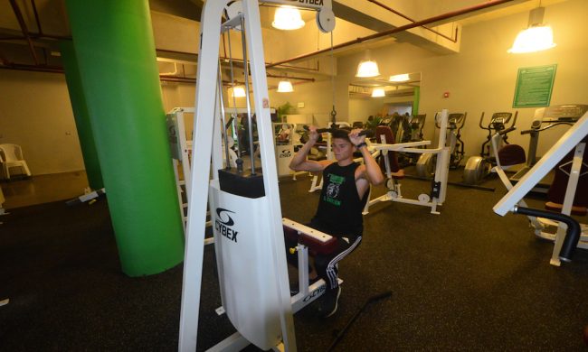 En el gimnasio podrán entrenar los atletas colegiales, gracias a un donativo de $30 mil que hizo la Fundación JJ Barea. (Foto por Carlos Díaz/Prensa RUM)