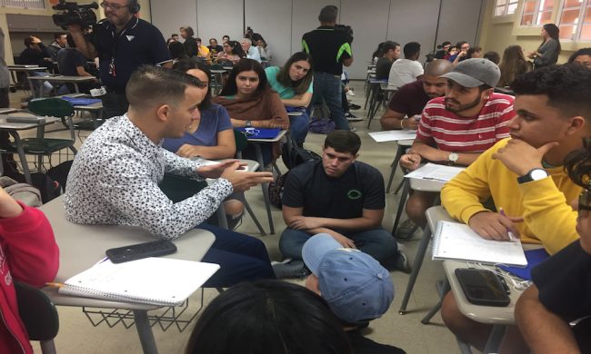 El egresado colegial Harold Torres, del programa rotacional de Amgen, conversó con los alumnos sobre las oportunidades en la empresa. (Foto por Ídem Osorio/Prensa RUM)