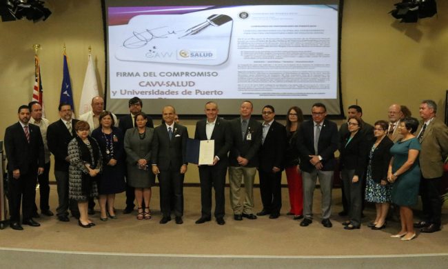 El presidente y los rectores interinos de los once recintos de la UPR firmaron un acuerdo junto al CAVV y representantes de otras universidades en la isla, a fines de promover una vida universitaria libre de violencia sexual. (Suministrada)