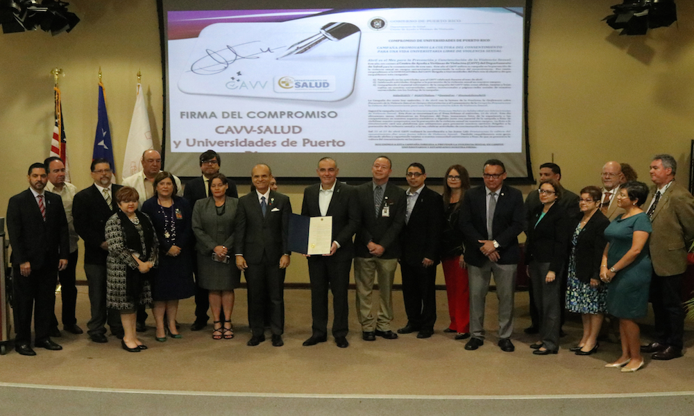 El presidente y los rectores interinos de los once recintos de la UPR firmaron un acuerdo junto al CAVV y representantes de otras universidades en la isla, a fines de promover una vida universitaria libre de violencia sexual. (Suministrada)