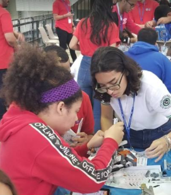 Trabajaron con dos proyectos: el diseño de una catapulta y de una grúa. Suministrada