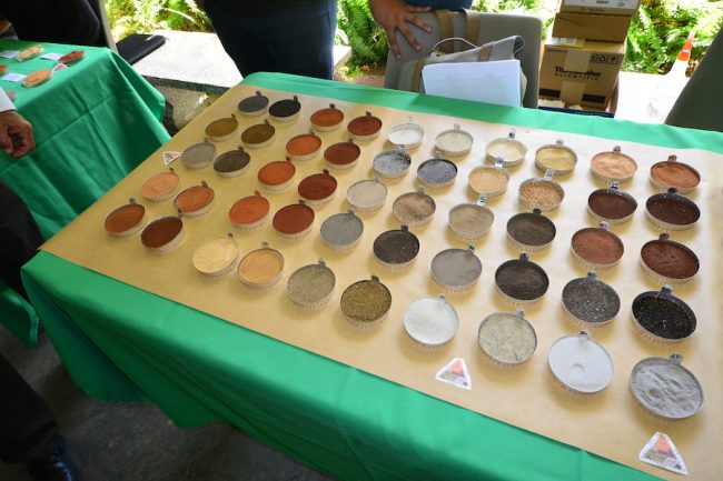 En la actividad se exhibieron los diferentes tipos de suelos y minerales. (Foto Carlos Díaz/Prensa RUM)