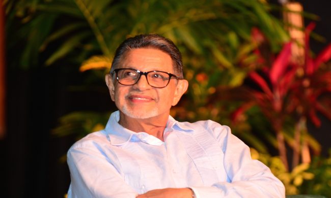 El artista y escritor puertorriqueño Silverio Pérez compartió su más reciente creación literaria en su alma mater colegial. (Foto por Carlos Díaz/Prensa RUM)