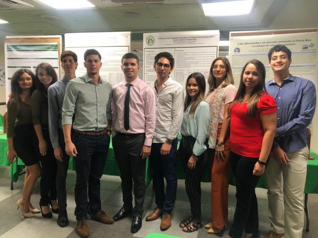 Los estudiantes del CCA presentaron sus investigaciones como parte de la exhibición de carteles. (Suministrada)