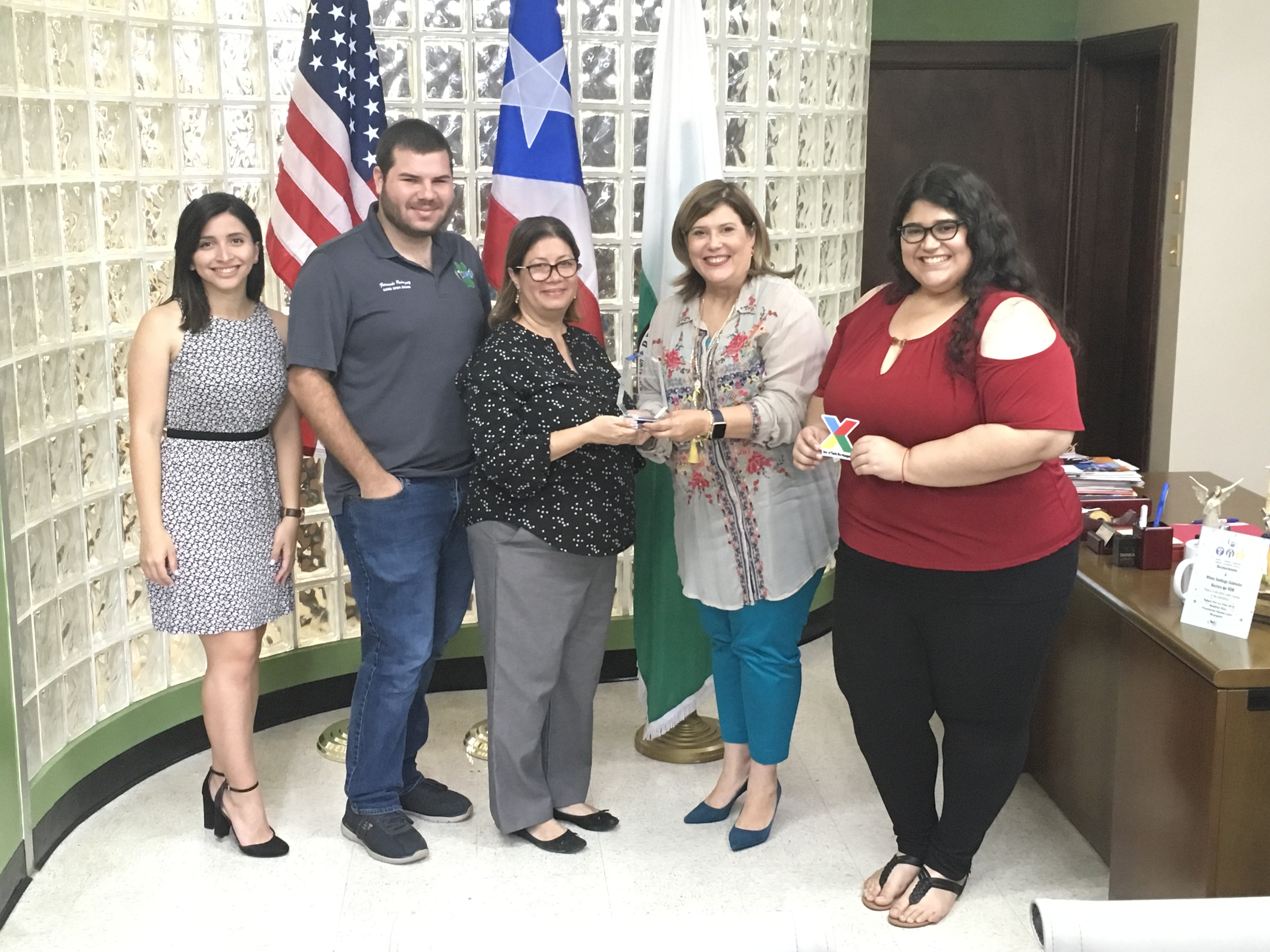 Durante la graduación del programa, los jóvenes recibieron un premio, galardón que entregaron a la Rectora interina, Wilma L. Santiago Gabrielini. (Rebecca Carrero/Prensa RUM) Durante la graduación del programa, los jóvenes recibieron un premio, galardón que entregaron a la Rectora interina, Wilma L. Santiago Gabrielini. (Rebecca Carrero/Prensa RUM)