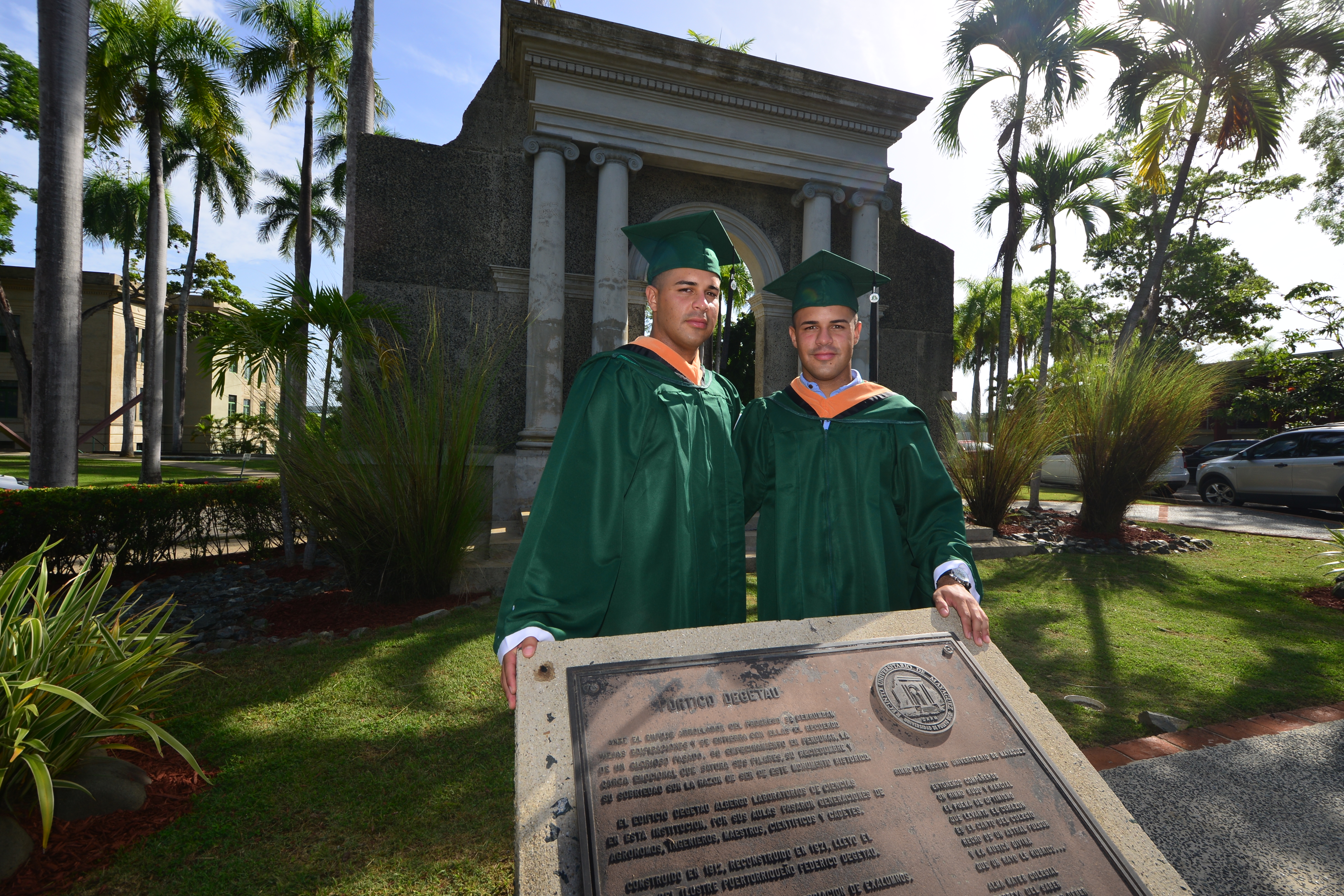 El dúo también se comisionó como segundos tenientes del ROTC. (Carlos Díaz/Prensa RUM)