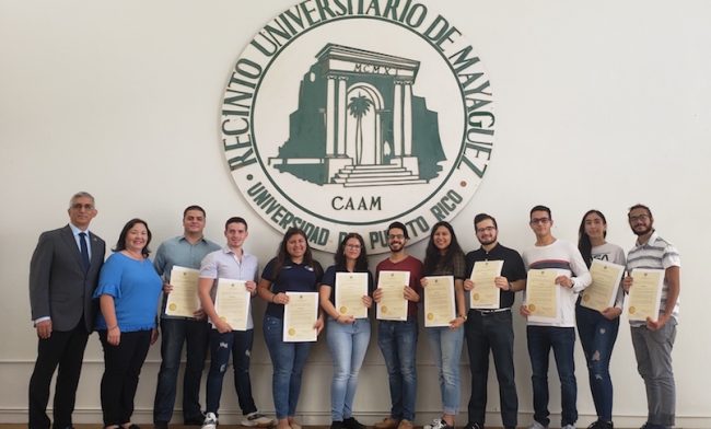 La representante por el Distrito 19 de la Cámara de Representantes, Maricarmen Mas Rodríguez (segunda desde la izquierda), reconoció el excelente desempeño del equipo Lunar Exploration and Access to Polar Region (LEAPR) del Recinto Universitario de Mayagüez (RUM), cuyos integrantes alcanzaron el primer lugar en el 2019 Revolutionary Aerospace Systems Concepts Academic Linkage (RASC-AL) Forum, evento de la Administración Nacional de la Aeronáutica y del Espacio (NASA). En la foto una delegación del equipo y el rector Rullán. Foto Mariam Ludim Rosa/Prensa RUM LEAPR