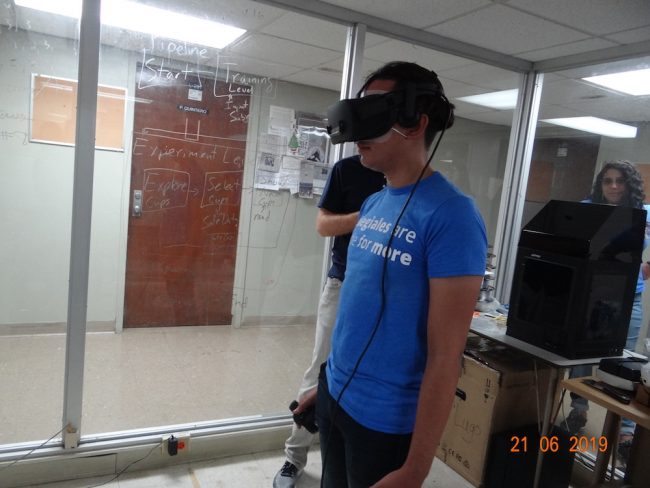 Los jóvenes experimentaron con la realidad virtual. Foto Carlos Díaz/Prensa RUM Campamento de INME