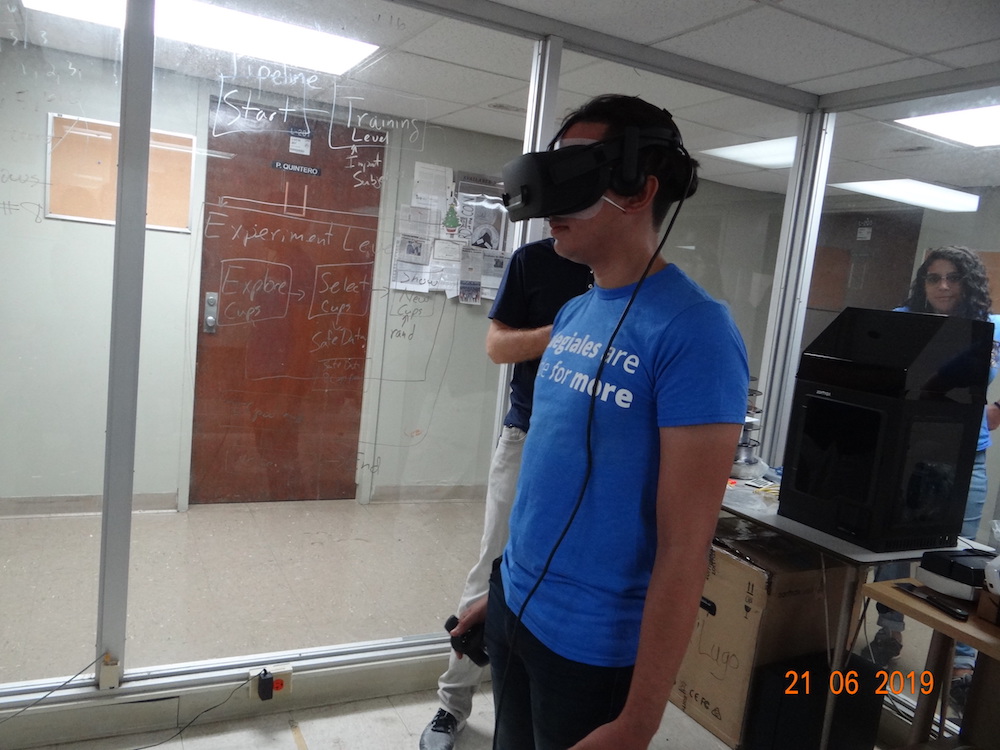 Los jóvenes experimentaron con la realidad virtual. Foto Carlos Díaz/Prensa RUM Campamento de INME