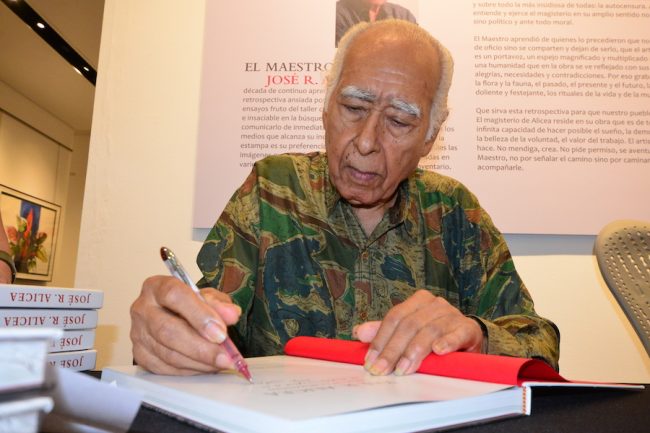 El Maestro aprovechó para autografiar su obra a los asistentes. (Foto Carlos Díaz/Prensa RUM)