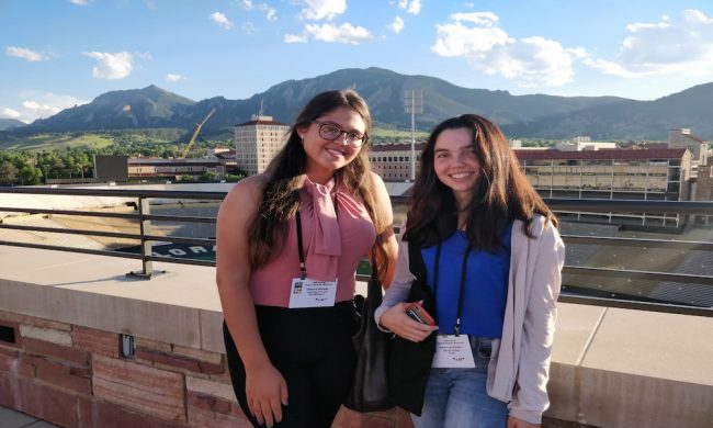 Las colegiales Yahaira D. Álvarez Gandía y Raquel Lugo Bendezú, de Geología, son investigadoras de un proyecto investigativo sobre los deslizamientos de tierra en el país. (Suministrada)