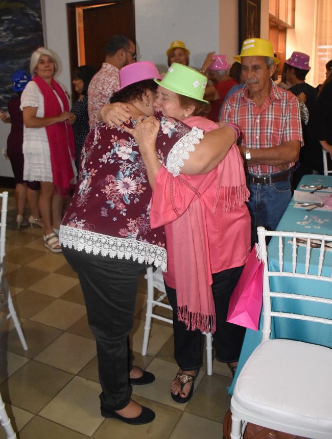 El encuentro terminó con un abrazo solidario entre las sobrevivientes y pacientes. (Foto José Luis Soto) Marcha Rosada