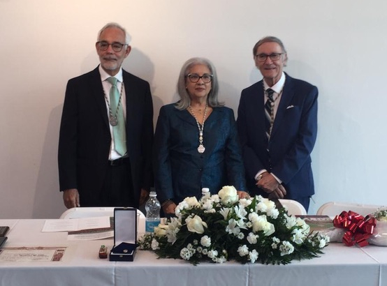 La doctora Ramonita Vega Lugo, acompañada por los doctores José Rigau (izquierda) y Juan Hernández, de la Academia Puertorriqueña de la Historia. (Suministrada)