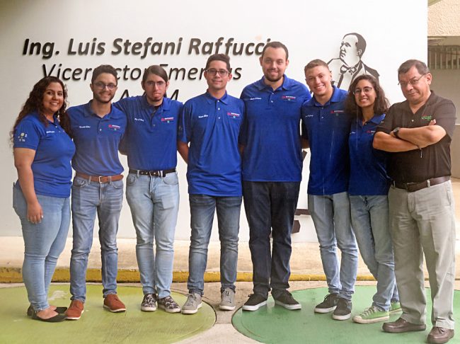 Miembros de la directiva de MAUPRM 2019-2020, en compañía del doctor Oscar Marcelo Suárez. (Foto suministrada)