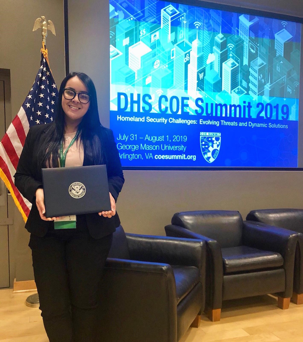 Annette M. Colón Mercado, estudiante graduada de Química, durante la ceremonia de premiación. (Foto suministrada)