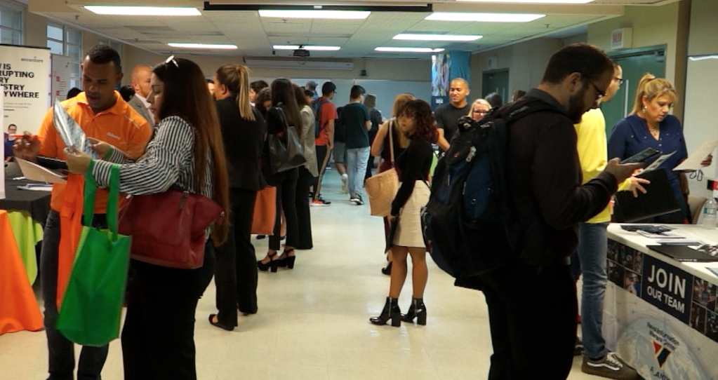 Con la participación de una treintena de compañías ADEM celebró su ya tradicional Feria de Empleos. Foto captura Prensa RUM Feria de Empleos ADEM