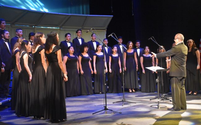 El concierto concluyó con Chorium, el anfitrión del evento melódico bajo la dirección del maestro Edgar Antonio Vélez Montes. Foto Mariam Ludim Rosa/Prensa RUM