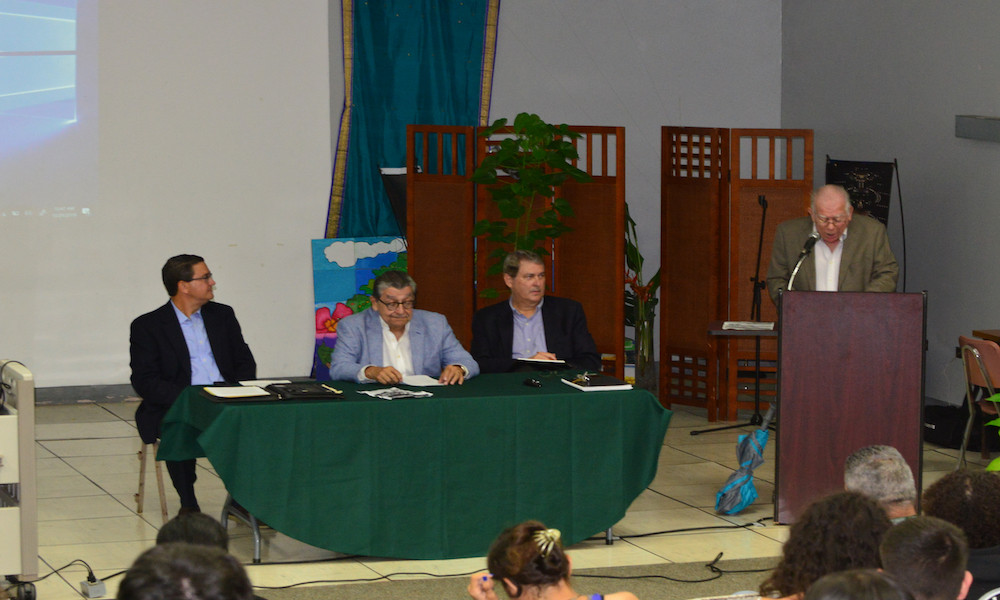 Los doctores Jeffry Valentín Mari, Francisco Martínez Aponte y Edwin Irizarry Mora participaron de la actividad. (Foto Carlos Díaz/Prensa RUM)