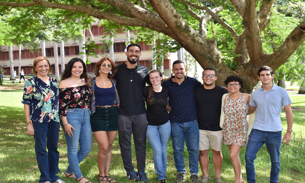 El grupo de estudiantes que toma el curso Estrategias para el desarrollo sostenible, junto con la profesora Ivonne del C. Díaz Rodríguez (a la izquierda). (Foto por H. Matthew D. Rodríguez Pagán/Taller Estudiantes Prensa RUM)