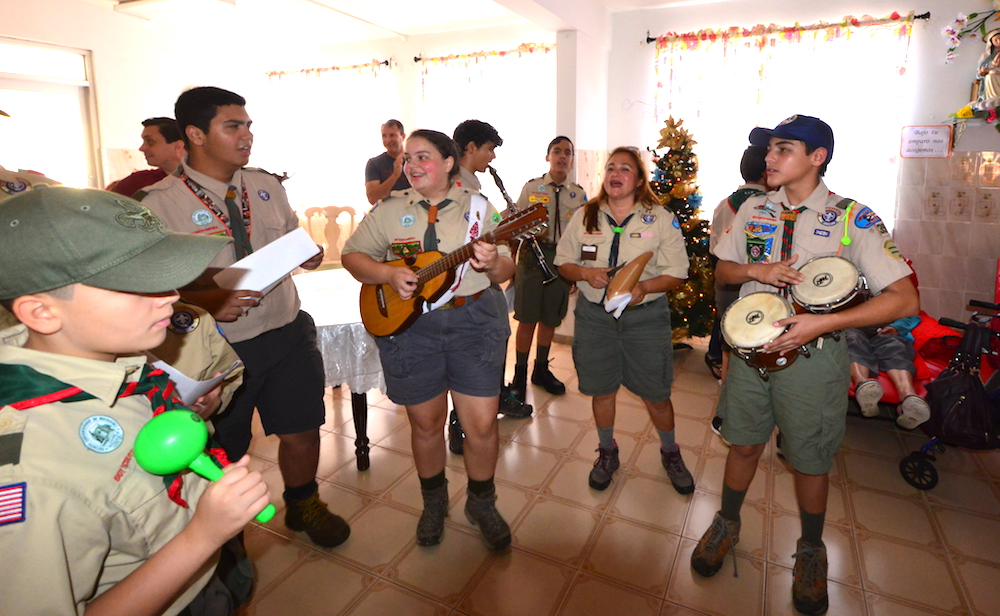 La Navidad no tiene edad y la música no distingue tiempos. Los dos elementos se unen para brindar alegría, esperanza y compañía.  Esa fue la misión de la Tropa 39 del Recinto Universitario de Mayagüez (RUM), cuyos integrantes visitaron el Hogar de Ancianos San José para brindarles alegría.