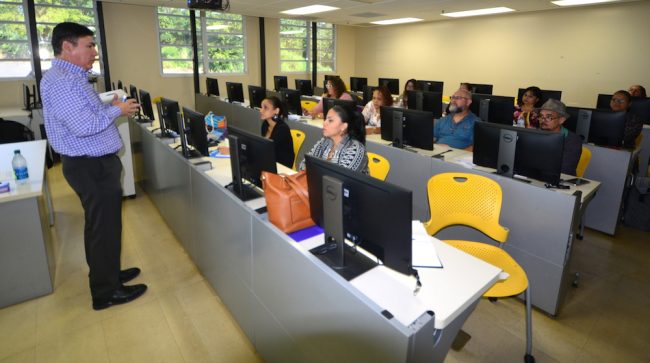 Luego de que durante el mes de octubre el recinto mayagüezano de la Universidad de Puerto Rico (UPR) impactara a unos mil maestros, un grupo de educadores en salud y bibliotecarios regresó al Colegio, durante el mes de diciembre, para continuar su desarrollo profesional. Foto Carlos Díaz/Prensa RUM DECEP