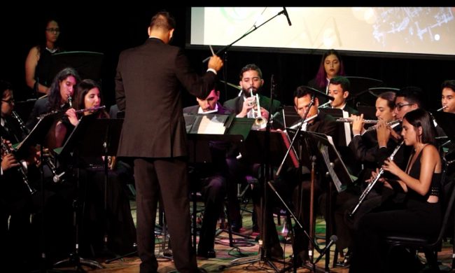 Estudiantes interpretan una obra musical durante el concierto Una noche en otoño. (Fotocaptura/Alexander Machado Prensa RUM)