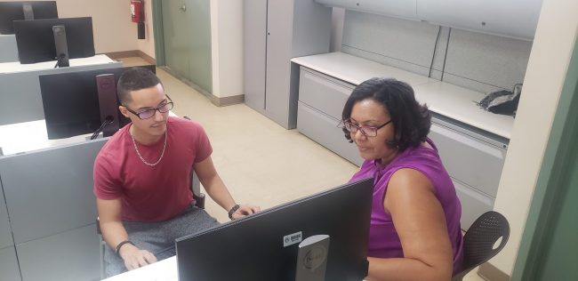 El Centro de Asistencia Voluntaria al Contribuyente (Centro VITA), adscrito al Colegio de Administración de Empresas del Recinto Universitario de Mayagüez (RUM), inició esta semana sus servicios para llenar gratuitamente la planilla federal durante la temporada contributiva. Foto Prensa RUM Centro VITA