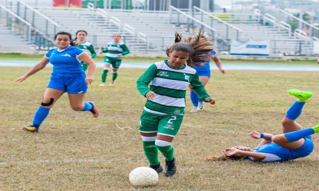 El onceno femenino de fútbol de la UPRM comenzó con el pie derecho al apabullar 7 por 0 de la Católica. (Foto Huella Deportiva)