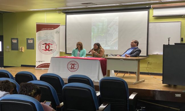 La conferencia contó como recursos con Ana G. Jara Castro y Dharma Rodríguez, del Instituto de Estadísticas de Puerto Rico; y Ricardo Arzuaga Chaves, de la Asociación de las Naciones Unidas, capítulo local. (Foto suministrada)