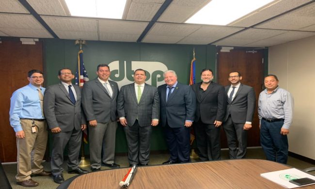 Parte del equipo de investigadores con funcionarios del Departamento de Transportación de Puerto Rico. Desde la izquierda: el ingeniero Miguel Pellot, del DTOP; los doctores Didier Valdés y Alberto M. Figueroa Medina; el secretario del DTOP, Carlos Contreras; y los doctores Benjamín Colucci, Carlos Del Valle y Daniel Rodríguez, con el ingeniero Luis Rodríguez, subdirector de la Autoridad de Carreteras y Transportación. (Foto suministrada)
