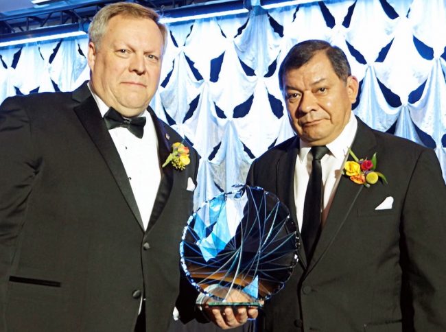 El doctor Marcelo Suárez, catedrático de la facultad de Ciencias de Ingeniería y Materiales, del Recinto Universitario de Mayagüez (RUM), recibió el Ellen Swallow Richards Award, uno de los premios anuales que otorga The Minerals Metals & Materials Society (TMS). Suministrada Ellen Swallow Richards Award