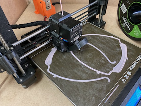 varios grupos de profesores, estudiantes y exalumnos del Recinto Universitario de Mayagüez (RUM), iniciaron la impresión 3D de escudos faciales para proveedores de atención médica en las salas de emergencia de Puerto Rico. Suministrada