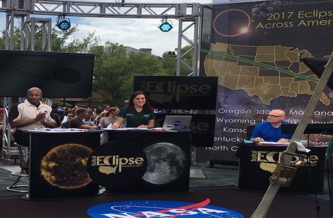 Para la transmisión en vivo de la NASA sobre el Eclipse Total Solar, la doctora Yaireska M.  Collado Vega vistió una camiseta con el logo del Colegio de Mayagüez. (Foto suministrada)