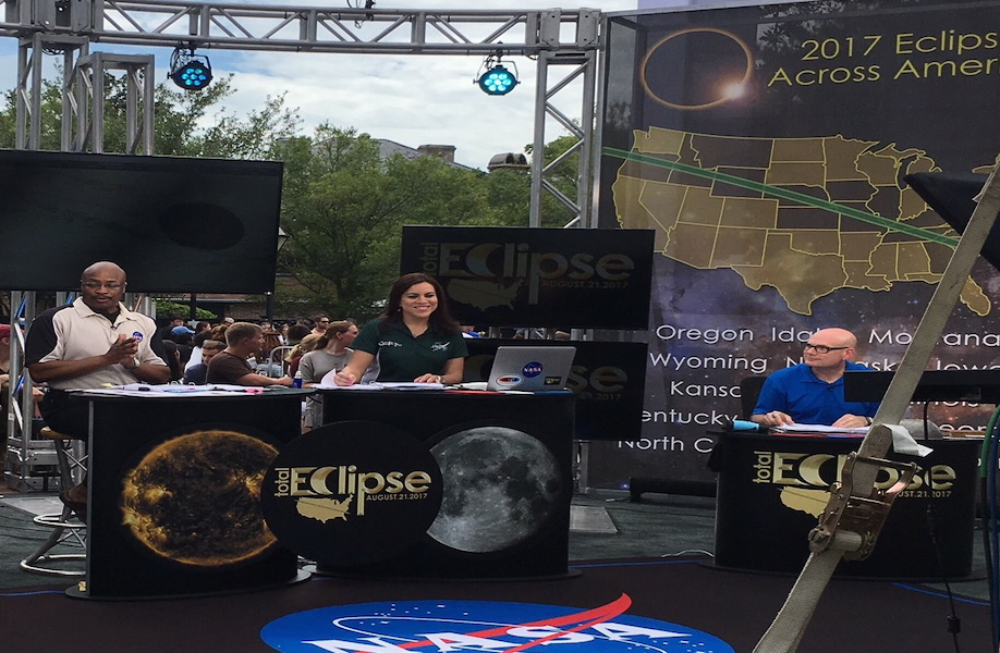 Para la transmisión en vivo de la NASA sobre el Eclipse Total Solar, la doctora Yaireska M.  Collado Vega vistió una camiseta con el logo del Colegio de Mayagüez. (Foto suministrada)